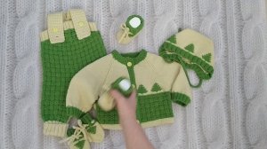 Вязаный комплект для новорожденного.