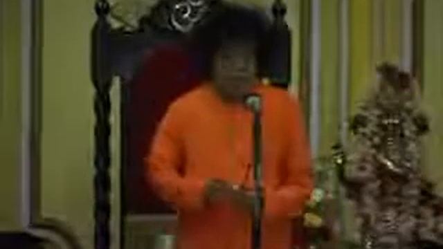 Саи Баба материализует маленькое кольцо Ситы / Саи Бабы в 2006 смотреть онлайн