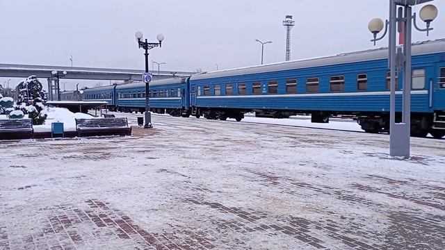Маневровый ЧМЭ3т-7069 подаёт состав поезда Полоцк-Брест с прицепными вагонами Полоцк-Гомель смотреть онлайн
