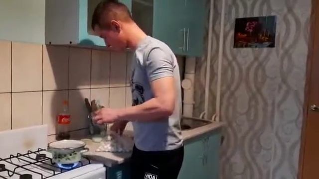 Варим пельмени в Кока-Коле! Эксперимент с кока-колой. смотреть онлайн