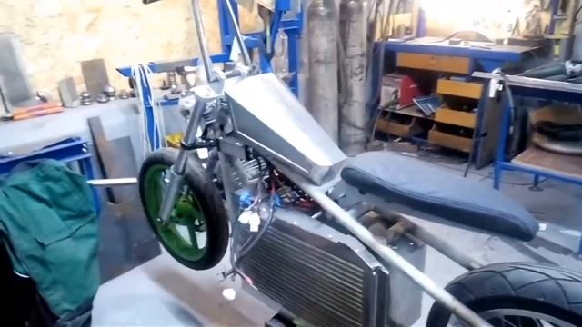 Электромотоцикл Часть 4 «Бак, Руль, Крылья, Фара, Разборка - Сборка» смотреть онлайн