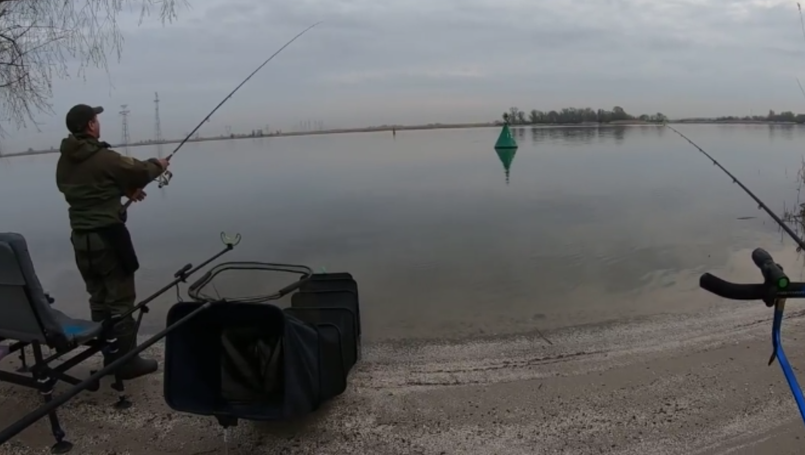 РЫБАЛКА ФИДЕРОМ НА РЕКЕ С БЫСТРЫМ ТЕЧЕНИЕМ И БОЛЬШОЙ ГЛУБИНОЙ. ВЕСЕННЯЯ РЫБАЛКА. ШМАТ. смотреть онлайн