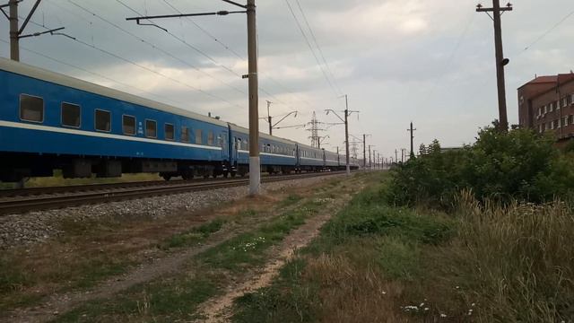 Электровоз ЭП1М-617 с поездом Минск-Минеральные Воды. смотреть онлайн