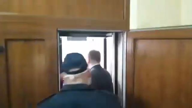 Максим Микитась уходит из суда смотреть онлайн