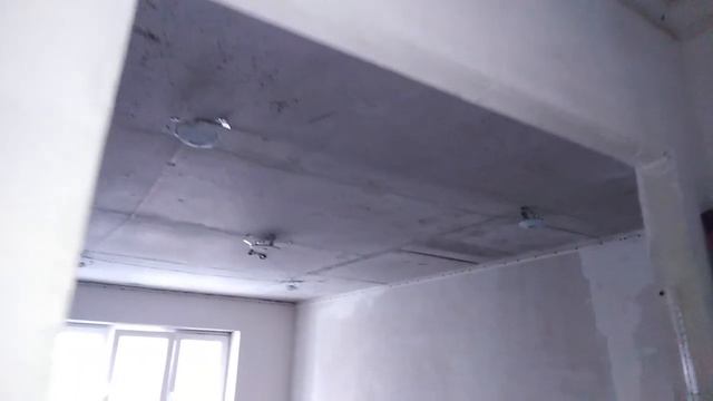 Белые матовые потолки. Точечные светильники. Карнизы. Люстра смотреть онлайн