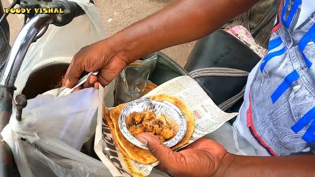 Lucknow की धमाल Moped आलू पूरी छोले सिर्फ 10/- Rs । Street food india смотреть онлайн