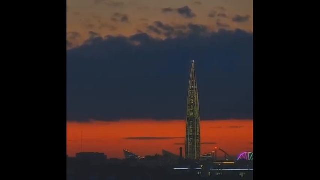 Небо Питера как флаг России (с гимном РФ) смотреть онлайн