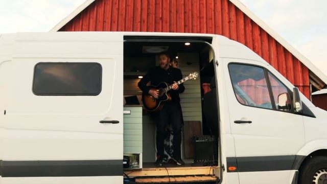 Eric Svensson - Holes Livelooping Cover With TC Helicon VL3X And The Alto Uber FX