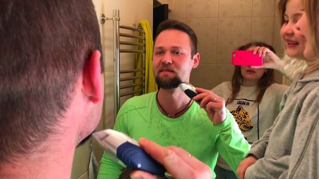 Кристина помогает папе сбрить бороду