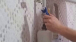 Клеим обои за трубами