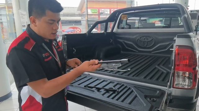 HOW TO: Remove Spare Tire from (Fortuner, Innova, Rush and Hilux) смотреть онлайн