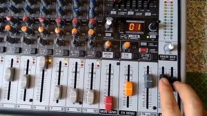 Mesa de som Behringer Xenyx X1222 USB