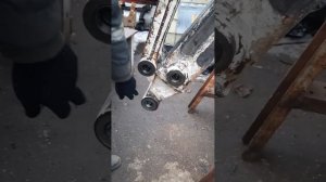 Замена пальцев и втулок на стреле экскаватор-погрузчика Terex