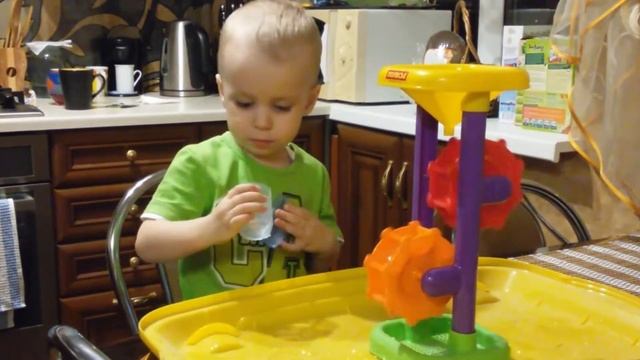 Артем играет с мельницей для песка и воды смотреть онлайн