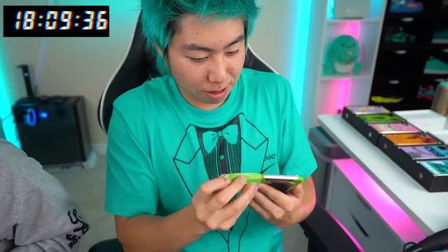 I Surprised Charli D'Amelio With 20 Custom iPhones! смотреть онлайн