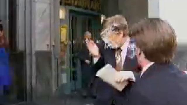 Тортом в лицо. Билл Гейтс. Cake In The Face. Bill Gates