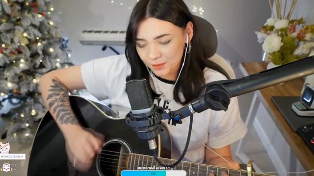 Красавица очень мило и нежно спела под гитару песню МакSим смотреть онлайн