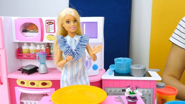 Barbie aprende a cocinar pasta. Aventuras de Barbie y Ken en español. Juegos con muñecas смотреть онлайн