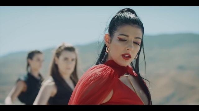 Vega Almohalla - En El Aire (Video Oficial) смотреть онлайн