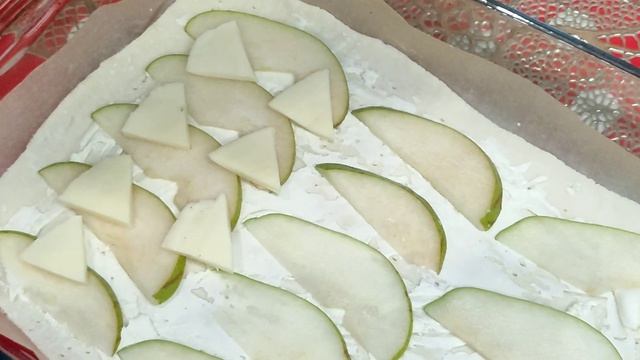 Пицца с грушей и 3-мя видами сыра очень вкусная #пицца смотреть онлайн