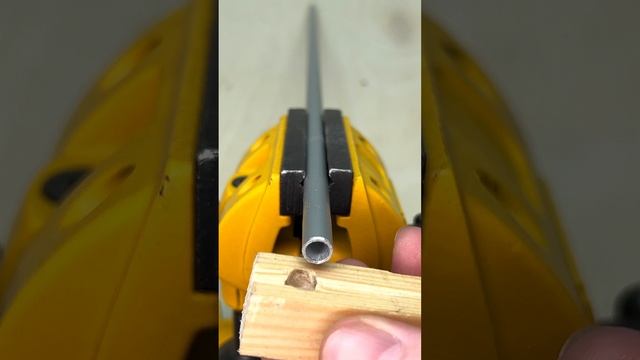 Запомни эту хитрость! Как просверлить отверстие точно по центру смотреть онлайн