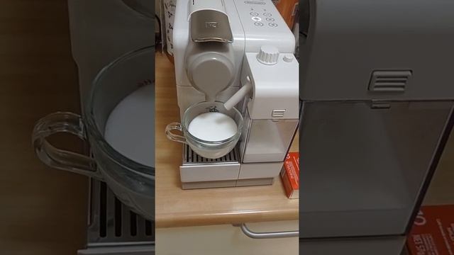 ASMR - Nespresso Lattissima Touch - preparing illy cappuccino and cleaning the milk container смотреть онлайн