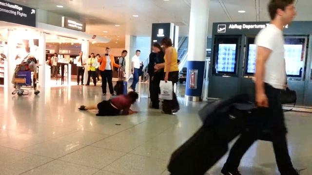 Как расслабиться в аэропорту Мюнхена... смотреть онлайн