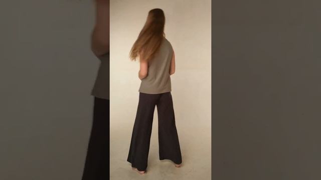 Брюки серо-зеленые расклешенные от бедра, коллекция "Весна-Лето 2020г" смотреть онлайн