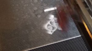 Лазерная гравировка простого контура на акриле