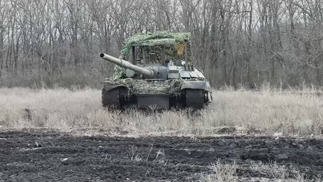 Экипажи танков Т-80 уничтожили окопы и огневые точки ВСУ на Купянском направлении смотреть онлайн
