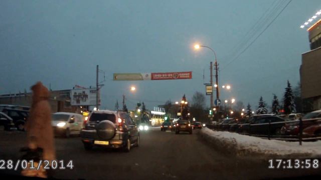 Тетка бросается под колеса. смотреть онлайн