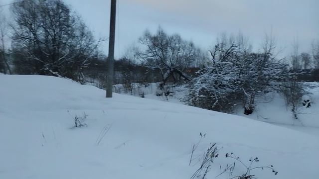 мост и поле в снегу