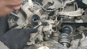 Замена игольчатого подшипника в ступицы переднего колеса на Мицубиси Монтеро Спорт .