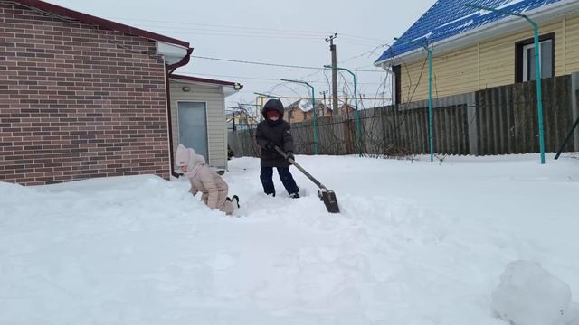 Переехали в Россию.Ремонт, новый забор.Утеплили баню.Работа в деревне нас не покидает.Жаль, его нет смотреть онлайн