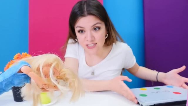 Barbie'nin saçına sakız yapışıyor! Eğlenceli kız oyunu! Komik çocuk videosu смотреть онлайн