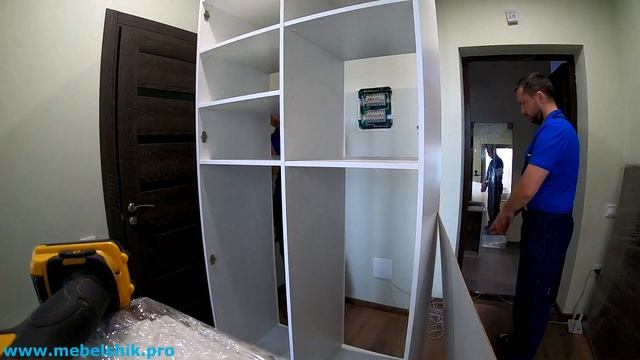 МЕБЕЛЬ ИЗ ДСП В ПРИХОЖУЮ / Визуально увеличиваем помещение зеркалом смотреть онлайн