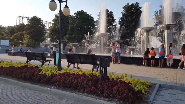 Олимпийский фонтан возле Дворца Спорта снова работает. Отдых у фонтана. смотреть онлайн