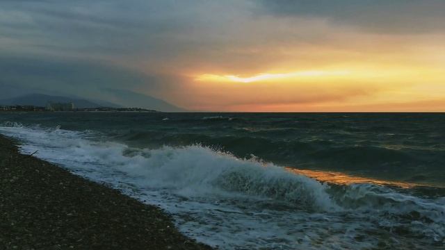 Море и сильный ветер шумят в вечернем закате дня #релакс #seasound смотреть онлайн