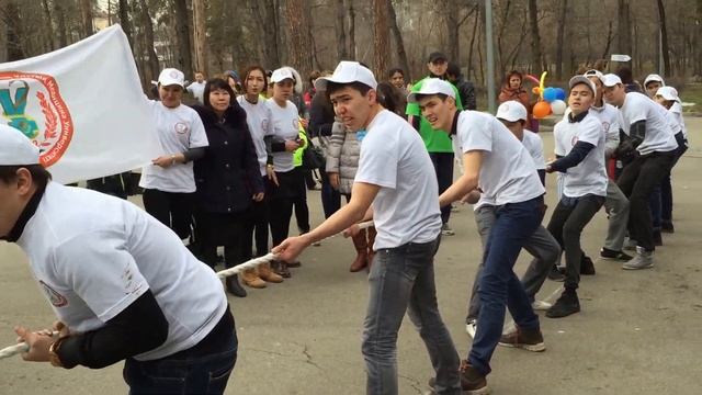 Студенты КазНМУ на Экофест 2015.