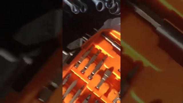 Митсубиши Паджеро спорт 2, Mitsubishi PAJERO Sport 2, замена лампы габарита в заднем фонаре смотреть онлайн