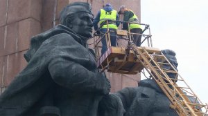 В украинском городе Ровно снесли памятник советским воинам