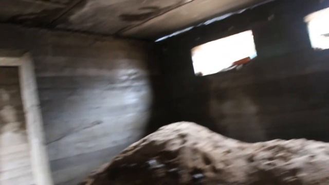 #31. Монтаж плит перекрытия цоколя и первый ряд кладки газоблока. ДОРОГА К ДОМУ. смотреть онлайн