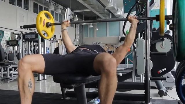 Жим штанги лежа на горизонтальной скамье смотреть онлайн