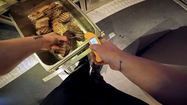 POV: Chef Grilling at Top London Restaurant смотреть онлайн