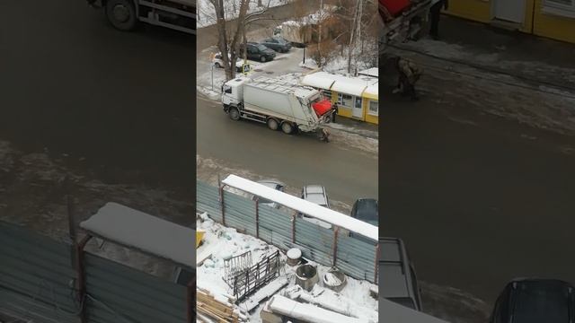 в Барнауле возле дома Панфиловцев41 мусоровоз вывозил мусор10ноября2023года в 10:10 смотреть онлайн