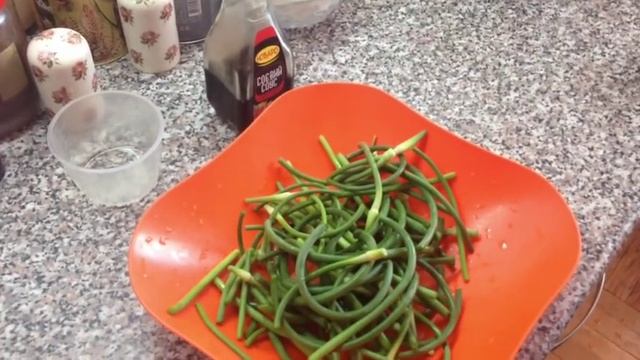 Чесночные стрелки с соевым соусом / Garlic arrow with sauce смотреть онлайн
