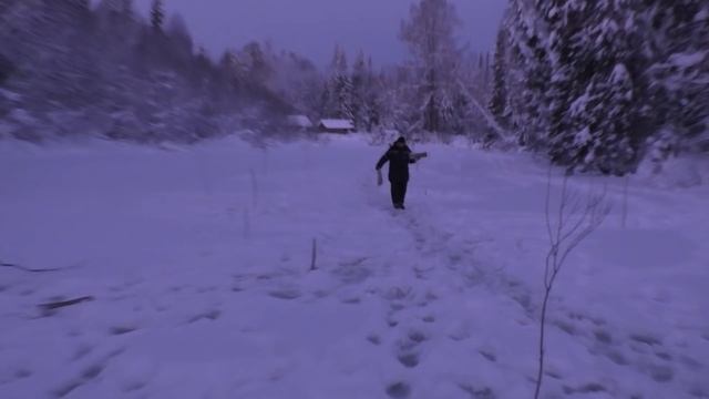 ЖИВЁМ КАК В СКАЗКЕ / ИЗБА У РЕКИ / ГЛУХАЯ ТАЙГА, ВОКРУГ НИ ДУШИ / РЫБАЛКА СО ЛЬДА В ГЛУХОЗИМЬЕ. смотреть онлайн