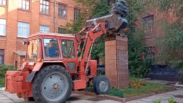 Бюст писателя Максима Горького снесли в городе Александрия Кировоградской области Украины. смотреть онлайн