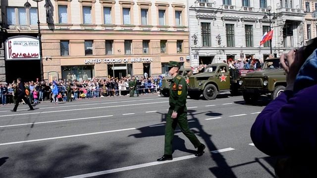 Ветераны едут на ретроавтомобилях по Невскому проспекту | СПб 09.05.2019 смотреть онлайн