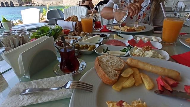 Аланья! Наш стол на завтраке в ресторане 
